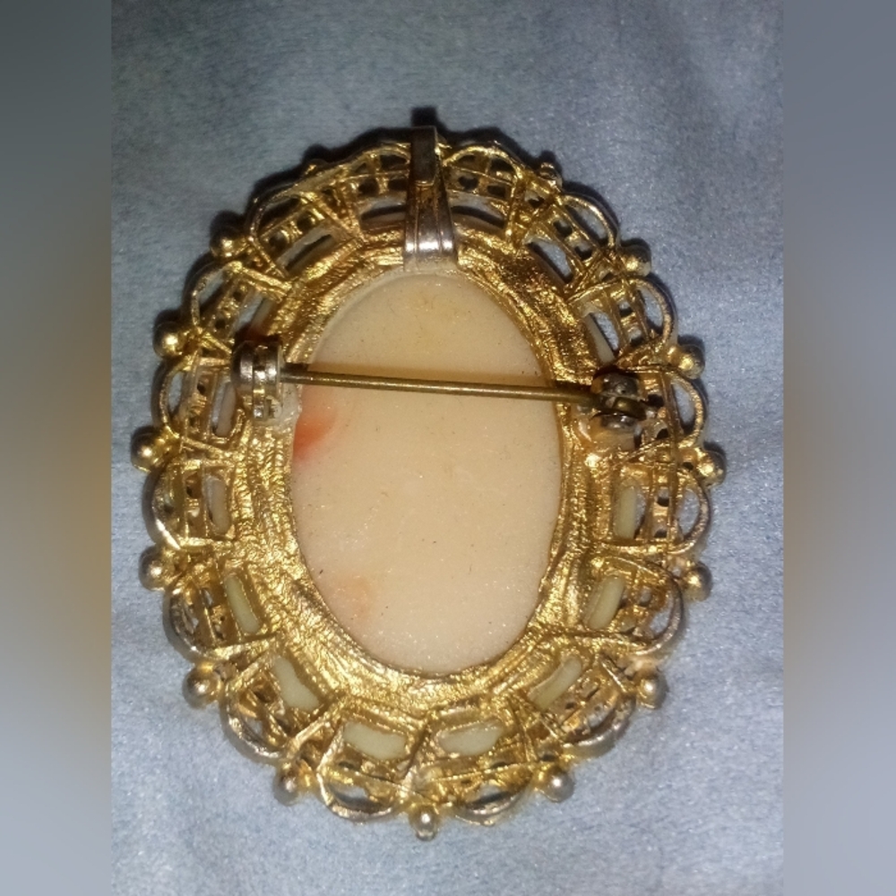Vintage Lovely Cameo Brooch Pendant - Picture 8 of 8
